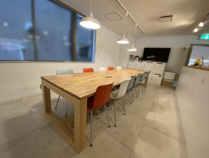 多くの人が行き交う渋谷エリアのおしゃれ居抜きオフィス。ミーティングスペースありの使いやすい空間にオフィスを構えてみませんか