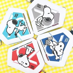 大人かわいいといえばスヌーピー。ハッキリとしたカラーが目を引くお洒落なポーチです。