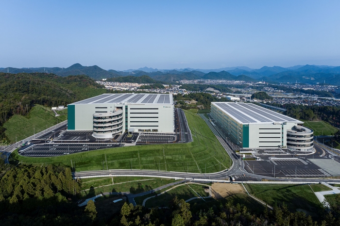 左「猪名川ディストリビューションセンター 入居施設:プロロジスパーク猪名川1」 右「プロロジスパーク猪名川2」