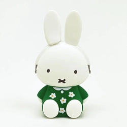 サンリオキャラクターのラウンドポーチ。モノトーンでいつもより大人っぽいかわいさ。