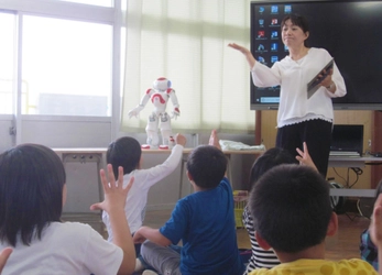 人型ロボットが英語の先生に　 日本初となる文部科学省の新教材を活用した 公立小学校での授業を開始