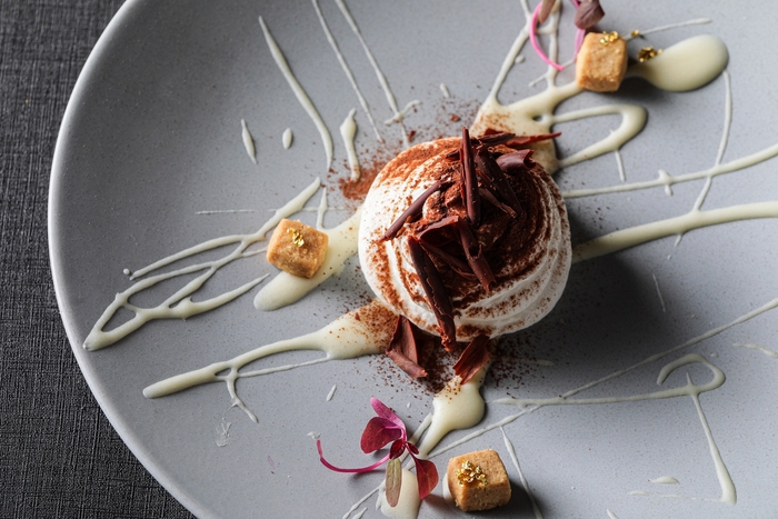 ▲デザート: 有機栽培コーヒー豆をローストし一晩寝かせて香りを移して作ったコーヒージェラート。 マスカルポーネクリームとほろ苦いジェラートを合わせ大人な味わいのティラミスに仕立てに。食感のアクセントには黒糖のクランブルを添えています。