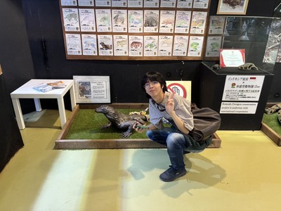 コモドドラゴンの到着を待つ誠恵高校3年 牧内 春弥さんと陶芸作品「Komodo Liminal」