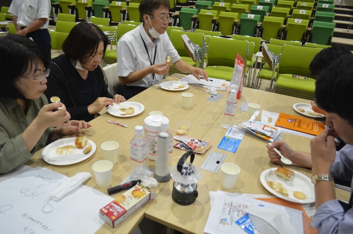 非常食（おかゆ、パン、クッキー）の試食