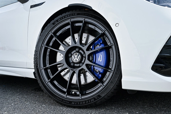 VW／Audiのアフターパーツブランド「maniacs」から　 O・Z × maniacs コラボモデル 「OZ × maniacs Ultraleggera-HLT NERO」を発売！