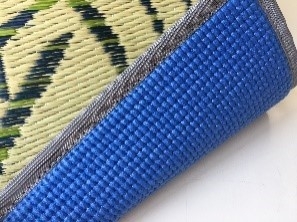 裏面のPVC素材によりふっくら感を味わえます!