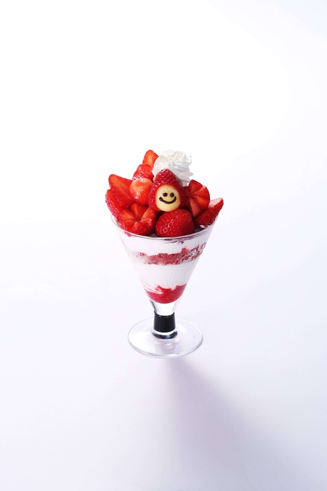 タカノフルーツパーラー 栃木県産とちおとめ苺のスマイルパフェ　1,600円(＋税)