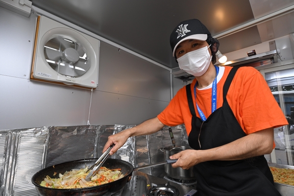 キッチンカー内での調理の様子