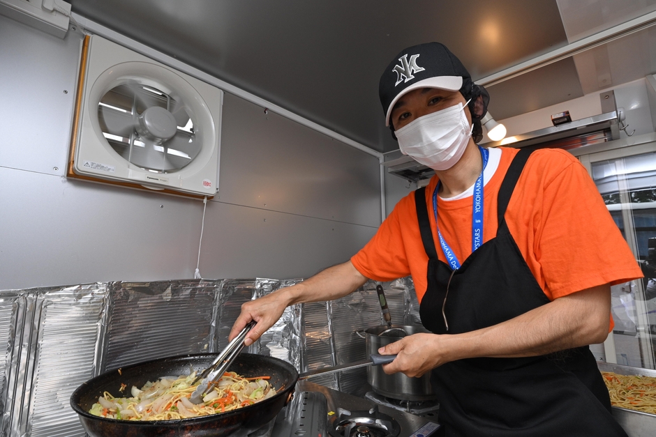 キッチンカー内での調理の様子