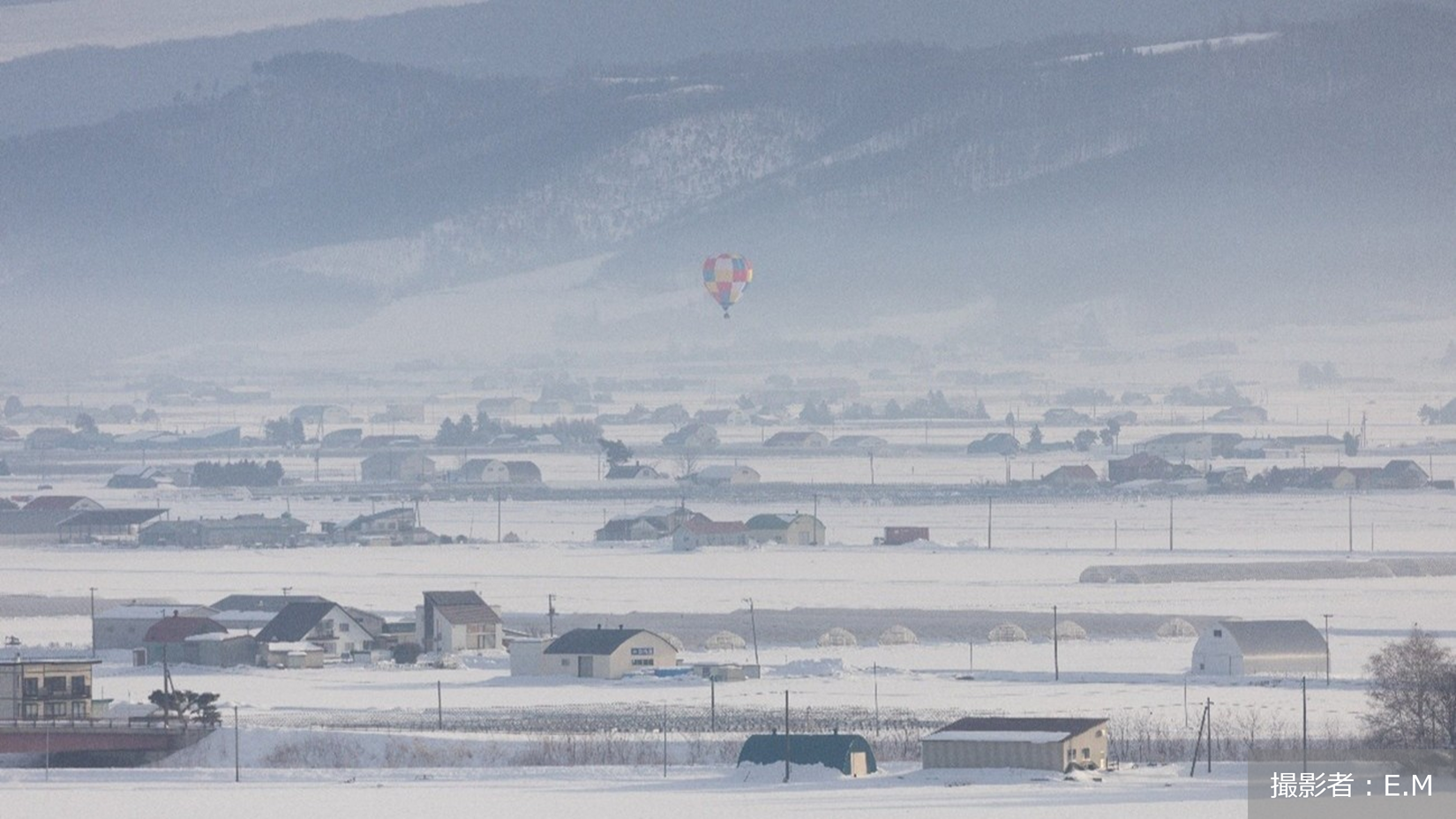 美しい雪景色と一つの気球 冬の富良野に起きている変化とは