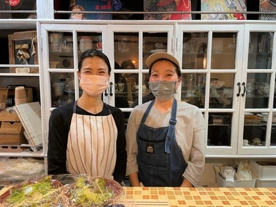 店主のK子さん(右)となおちんさん(左)