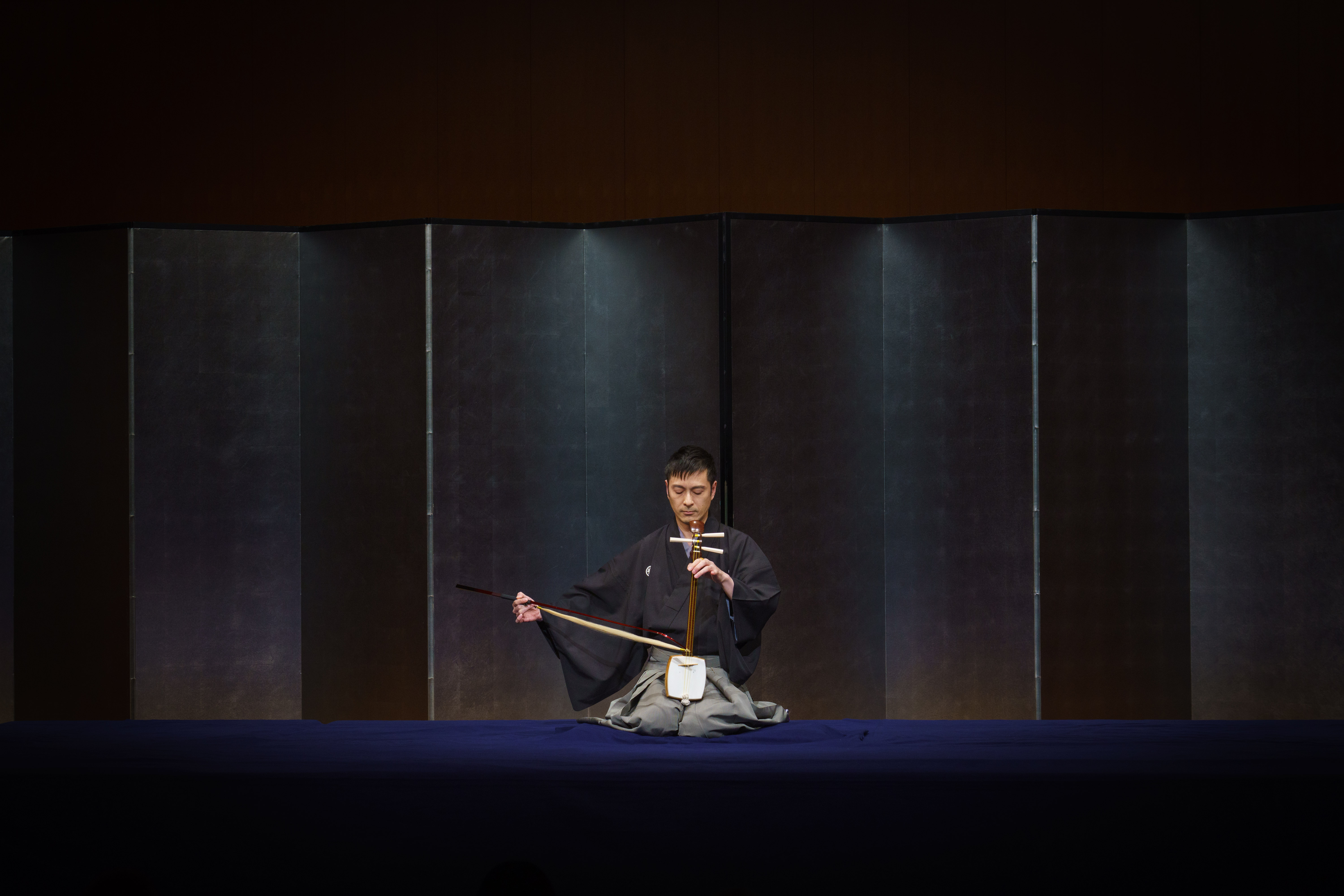 【新品弦張替え済み】小胡弓　花梨　本皮　皮破れなし　弓付き　和楽器 新品弦張替え済み】小胡弓 花梨 本皮 皮破れなし 弓付き 和楽器