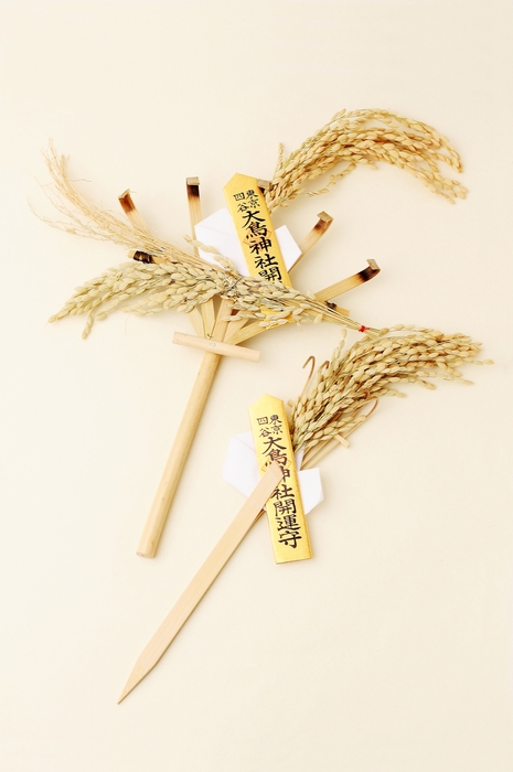 【開運熊手守】ホーキ付き(左) 1,000円／かっこめ(右) 800円