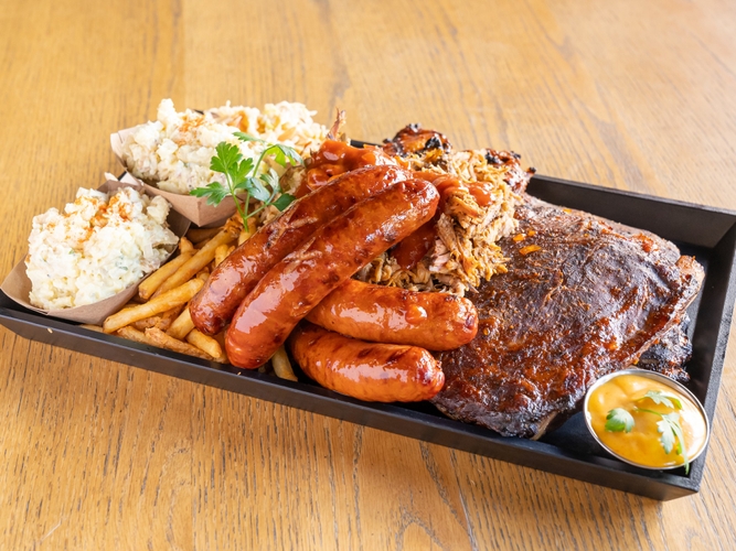 スペアリブ・プルドポーク・チキン・ソーセージなどが乗ったダイナソートレー (3~4人前)