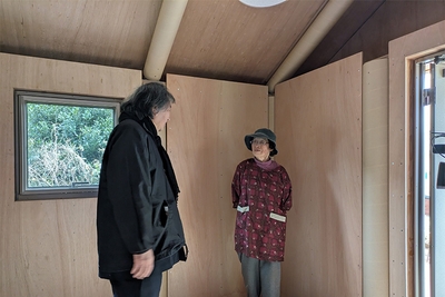 2024年3月に完成した珠洲市仮設住宅の内観とここに住まわれる瀬戸さん