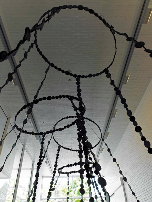 《ふりそそぐもの/青森》2013年(青森県立美術館での展示風景)撮影：山本糾 Courtesy of ANOMALY