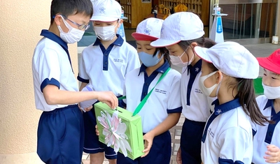 宿泊学習で訪れる吉野の一目千本の桜を守りたい！　近畿大学附属小学校2・3年生が「桜募金運動」を実施