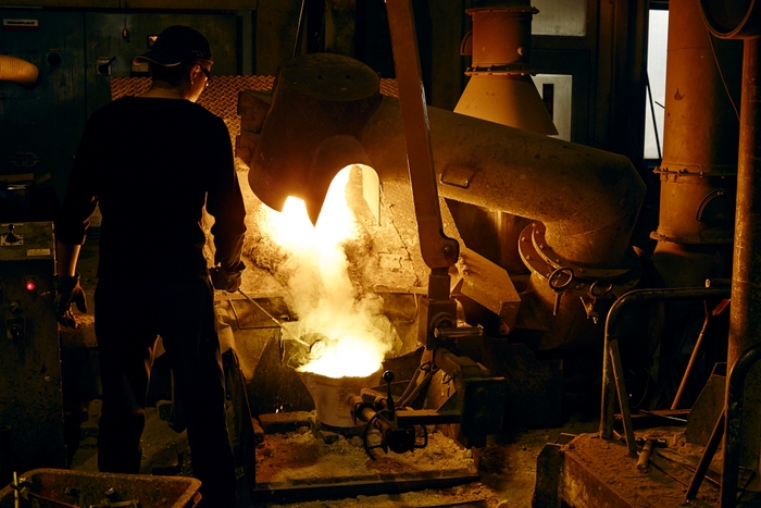 高岡銅器:千数百度の高温で溶かした金属を型に流し込む鋳造法