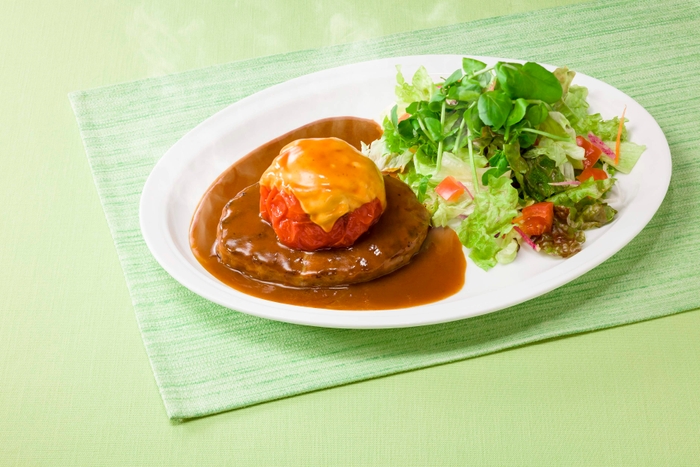 まるごと焼きトマトとチーズのハンバーグ