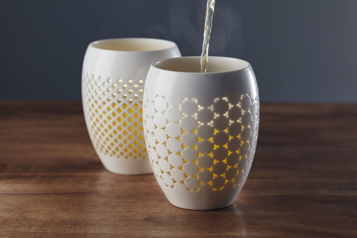 しずく彫り お茶を注いでいる様子