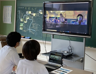 バイオポリ上越が十日町市立飛渡第一小学校で出前授業を行い、 バイオマスプラスチックごみ袋100枚を寄付
