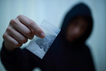 薬物事件で逮捕されたらどうなる？逮捕から判決までの流れと期間を弁護士が解説