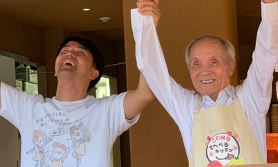 イベント成功で万歳するの図