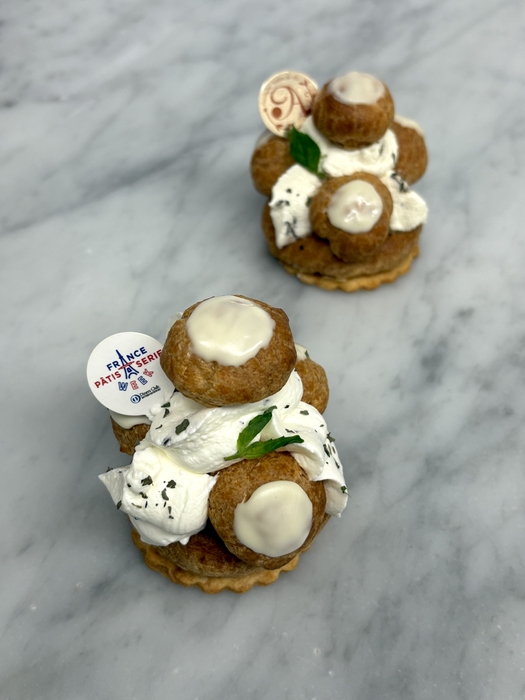 「パティスリー サロン・ドゥ・テ アミティエ 神楽坂」の「サントノレ・バジリク」プティガトー 720円