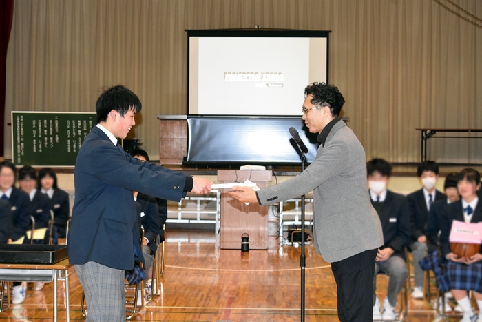 デザイン原画贈呈の模様