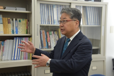 研究室内で記者の質問に応じる森教授