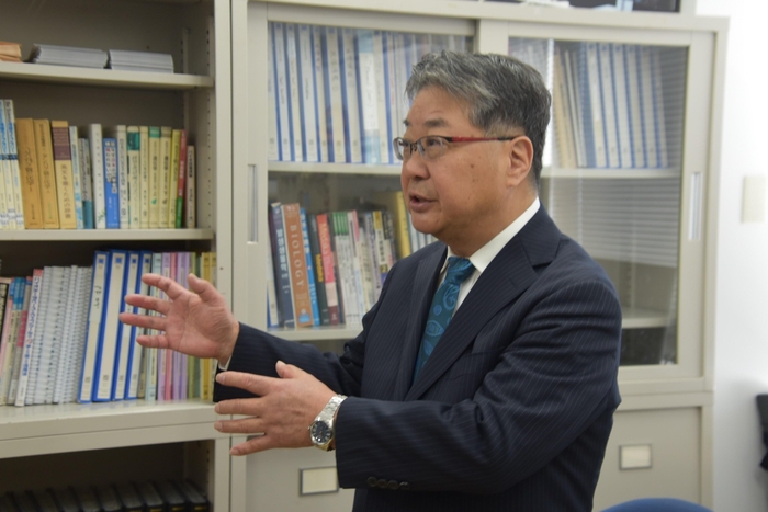 研究室内で記者の質問に応じる森教授