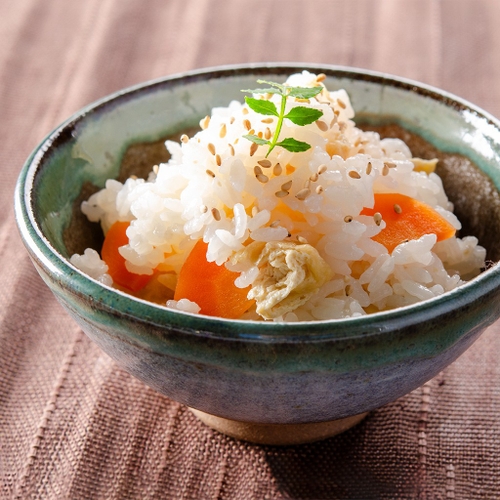 桜がふわりと香る炊き込みご飯