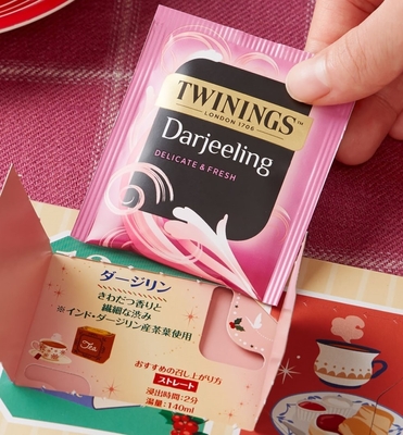 扉を開けるとティーバッグが！ それぞれのブレンド説明やおいしいいれ方が記載されており、毎日  異なる味わいを楽しめます。