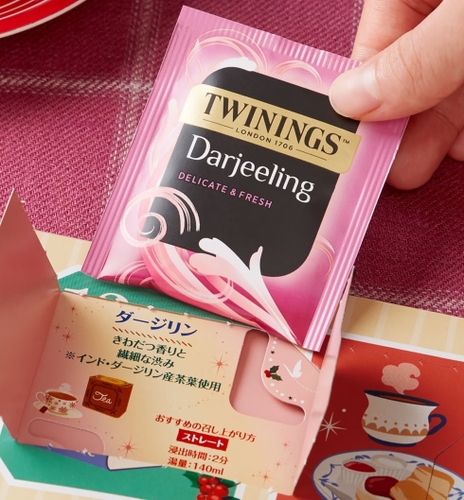 扉を開けるとティーバッグが！ それぞれのブレンド説明やおいしいいれ方が記載されており、毎日  異なる味わいを楽しめます。