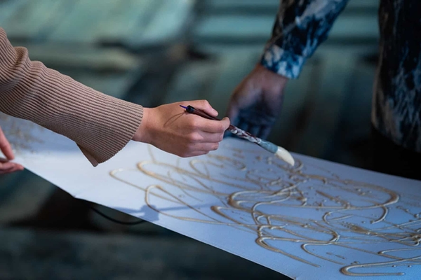 小沼氏の指導のもと、創作染め「フリ」を体験する様子