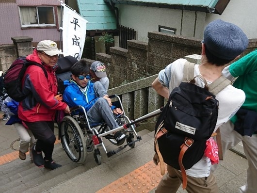 神奈川・江の島のバリアフリー化に向けた「江の島強力（ごうりき）プロジェクト」の様子