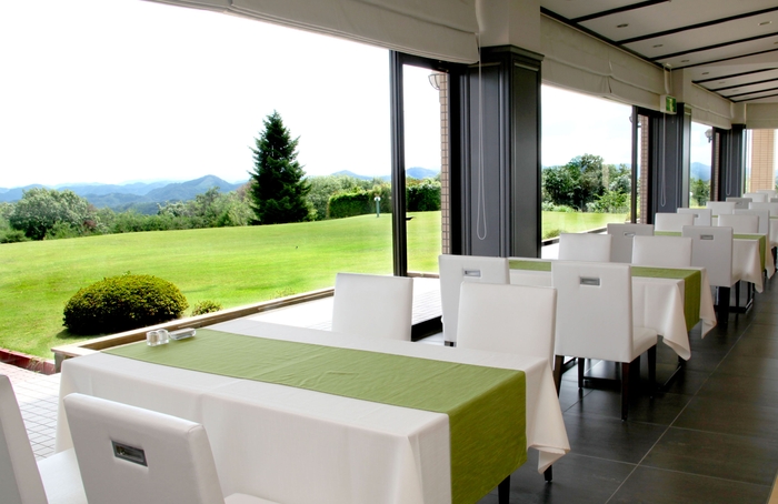 雄大なロケーションを望みながら、四季折々の滋味豊かな食材を味わっていただくお食事を提供