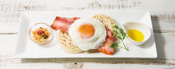 大麦メラノイジン麦芽使用 クランペット＆ベーコンエッグプレート（ドリンクセット）680円（税込748円）