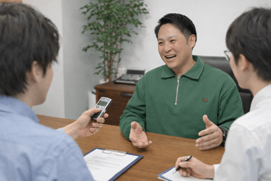 インタビューを受ける川邉