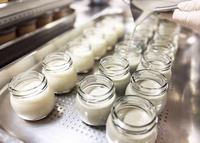 丁寧に裏ごしされた生地を1つ1つ注いでいます