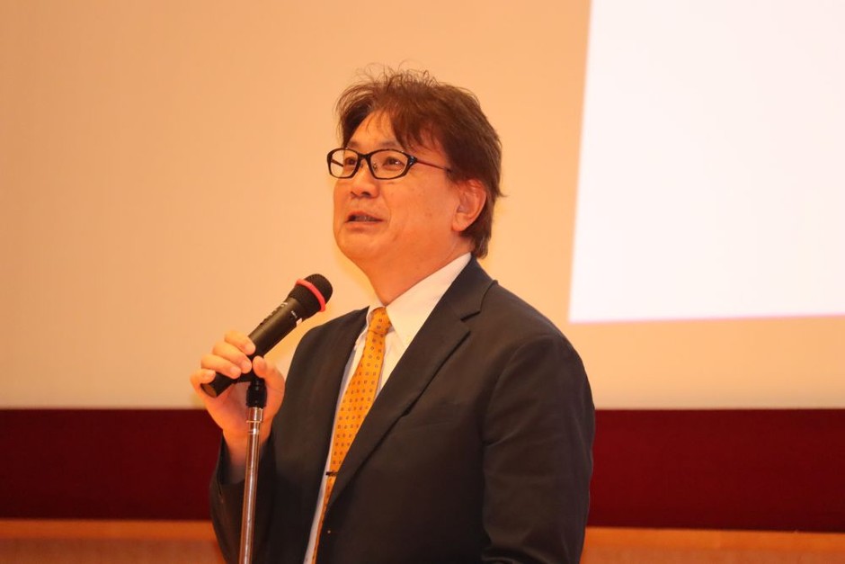 閉会の挨拶をする赤﨑哲也・教職支援センター長