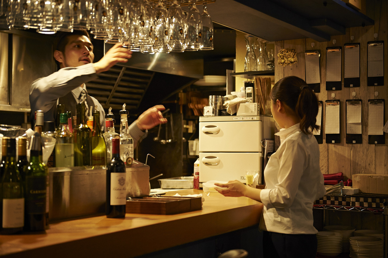 目黒駅から徒歩2分！牡蠣食べ放題&熟成肉がおすすめの『Oyster & Aging Beef F.PARADE Life』の情報を駅近ドットコムで公開