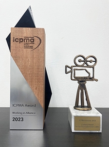 Working in Alliance 賞(左)とCamera Award(右)のトロフィー