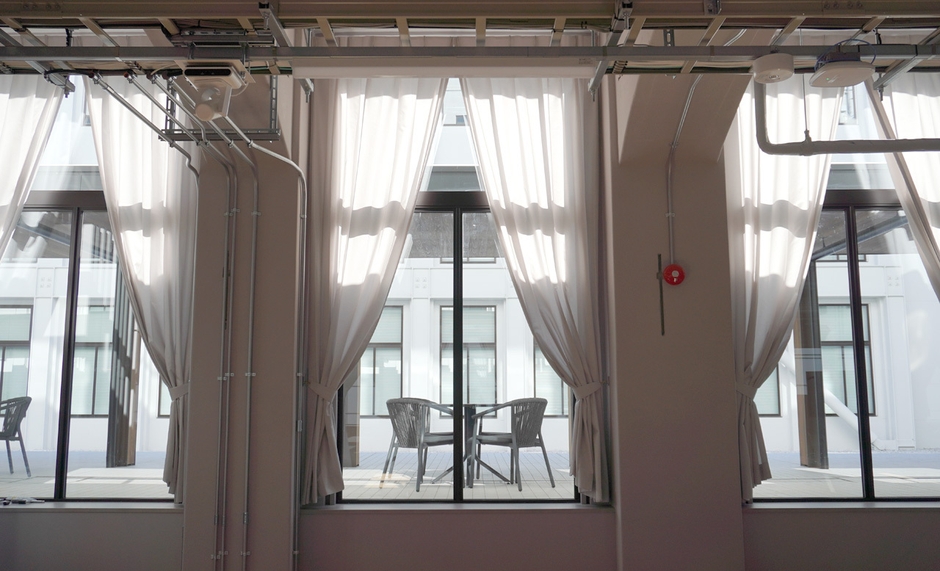 光を取り込む大開口部