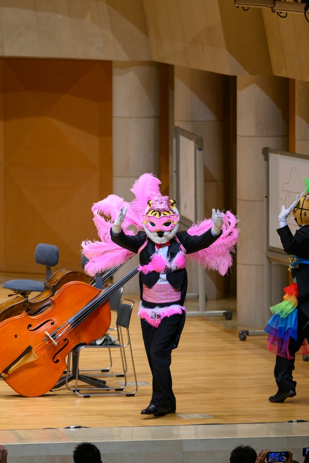 派手なサンバ衣装のスマトラトラ