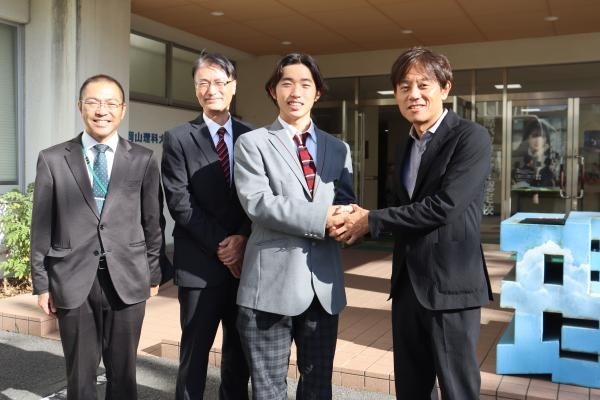 加計理事長（右端）に激励される上村選手（右から2人目）、その左が近藤治・理大附属中高校長、アーバンスポーツ部顧問の矢野岳州教諭
