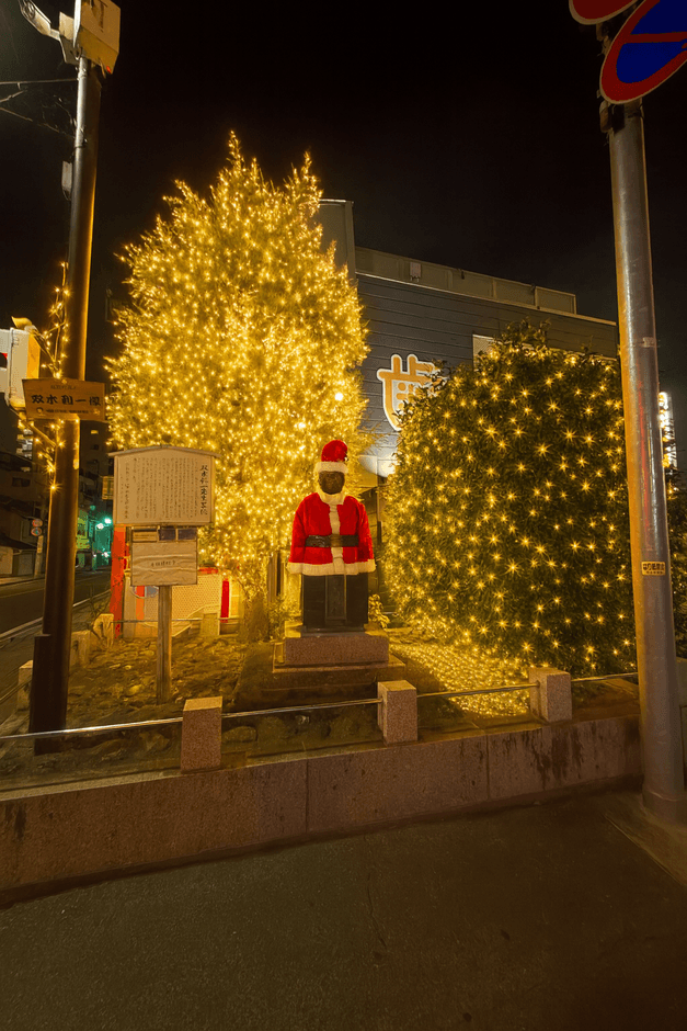 双木利一像のサンタとクリスマスツリー(イメージ)