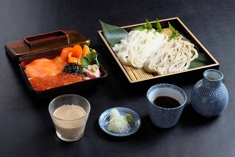 鮭といくらの親子丼とそばのセット