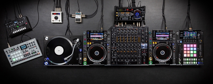 様々な音源をDJセットアップに取り込める多彩な入出力端子