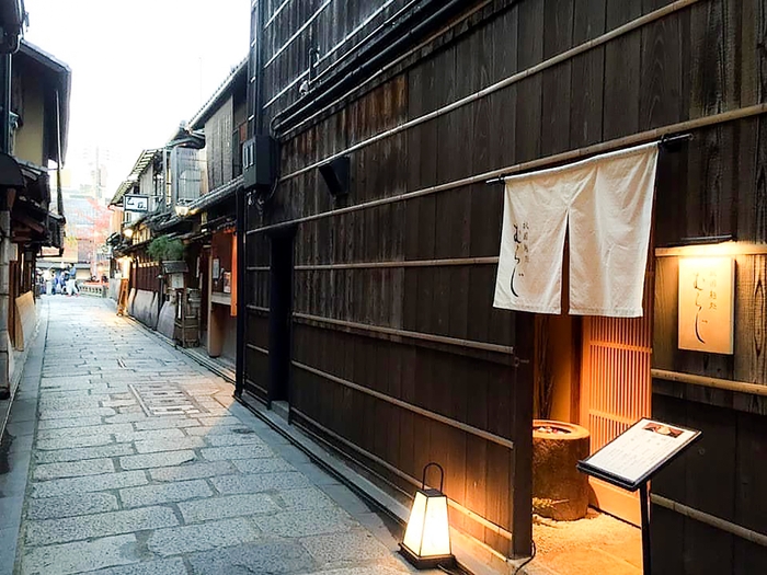 かつての風情を残す祇園の裏路地に立つ祇園麵処むらじ